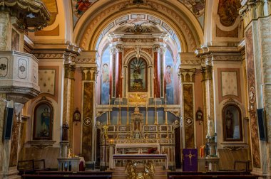 Kilisenin altı yan şapeli olan bir komisyon üyesi çapraz planı var. Merkez körfezin etrafını lunetlerle dolu bir fıçı kasası sarmış, yükseltilmiş papaz evi yarım küresel bir kubbeyle kaplanmış..