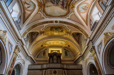 Kilisenin altı yan şapeli olan bir komisyon üyesi çapraz planı var. Merkez körfezin etrafını lunetlerle dolu bir fıçı kasası sarmış, yükseltilmiş papaz evi yarım küresel bir kubbeyle kaplanmış..