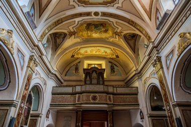 Kilisenin altı yan şapeli olan bir komisyon üyesi çapraz planı var. Merkez körfezin etrafını lunetlerle dolu bir fıçı kasası sarmış, yükseltilmiş papaz evi yarım küresel bir kubbeyle kaplanmış..