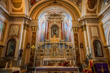 Kilisenin altı yan şapeli olan bir komisyon üyesi çapraz planı var. Merkez körfezin etrafını lunetlerle dolu bir fıçı kasası sarmış, yükseltilmiş papaz evi yarım küresel bir kubbeyle kaplanmış..