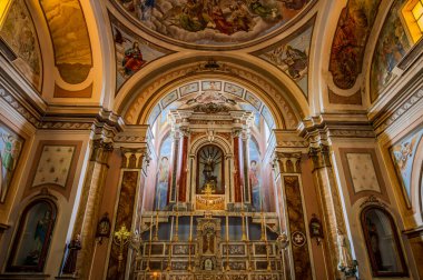 Kilisenin altı yan şapeli olan bir komisyon üyesi çapraz planı var. Merkez körfezin etrafını lunetlerle dolu bir fıçı kasası sarmış, yükseltilmiş papaz evi yarım küresel bir kubbeyle kaplanmış..