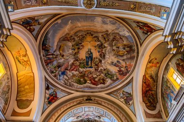 Kilisenin altı yan şapeli olan bir komisyon üyesi çapraz planı var. Merkez körfezin etrafını lunetlerle dolu bir fıçı kasası sarmış, yükseltilmiş papaz evi yarım küresel bir kubbeyle kaplanmış..