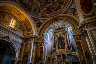 Kilisenin altı yan şapeli olan bir komisyon üyesi çapraz planı var. Merkez körfezin etrafını lunetlerle dolu bir fıçı kasası sarmış, yükseltilmiş papaz evi yarım küresel bir kubbeyle kaplanmış..