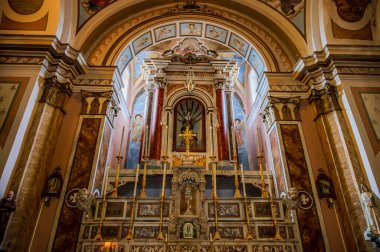 Kilisenin altı yan şapeli olan bir komisyon üyesi çapraz planı var. Merkez körfezin etrafını lunetlerle dolu bir fıçı kasası sarmış, yükseltilmiş papaz evi yarım küresel bir kubbeyle kaplanmış..