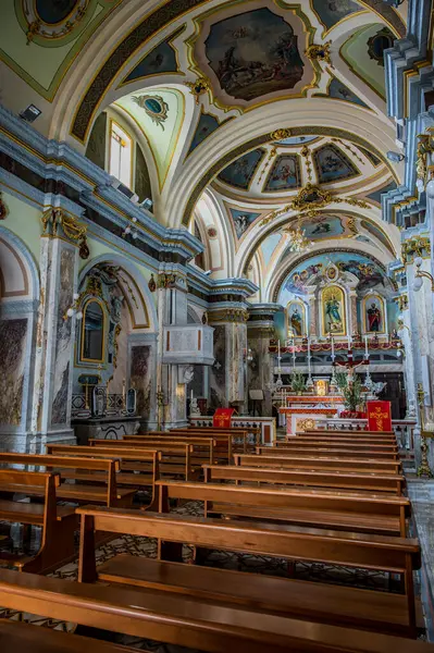 Başlangıçta Saint Clare 'e adanmış bir manastır kilisesiydi. 1805 depreminde orijinal San Pietro kilisesi yıkıldıktan sonra kilise unvanını aldı..