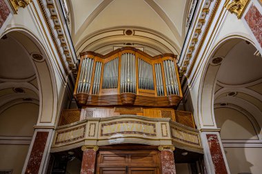 Isernia, Molise. Havari Aziz Petrus Katedrali, Isernia şehrinin en önemli Katolik binasıdır..