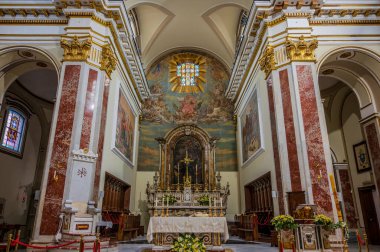 Isernia, Molise. Havari Aziz Petrus Katedrali, Isernia şehrinin en önemli Katolik binasıdır..