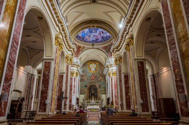 Isernia, Molise. Havari Aziz Petrus Katedrali, Isernia şehrinin en önemli Katolik binasıdır..