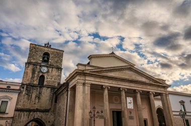 Isernia, Molise. Havari Aziz Petrus Katedrali, Isernia şehrinin en önemli Katolik binasıdır..