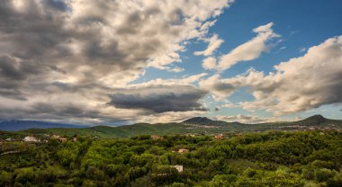 Molise, İtalya 'nın Adriyatik Denizi' ne bakan bir kıyı şerididir. Apennine Dağları 'ndaki Abruzzo Ulusal Parkı' nın bir kısmını kapsıyor.