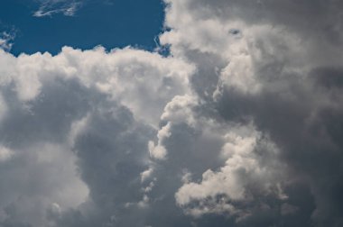 Gökyüzündeki bulutlar. Bulutlarla dolu bir gökyüzünün muhteşem manzarası. Bulutlu bir gökyüzünün derinliği ve üç boyutlu.