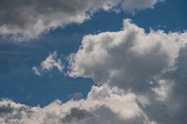 Gökyüzündeki bulutlar. Bulutlarla dolu bir gökyüzünün muhteşem manzarası. Bulutlu bir gökyüzünün derinliği ve üç boyutlu.