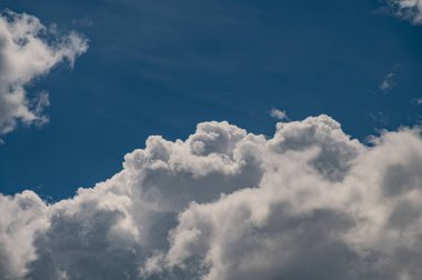 Gökyüzündeki bulutlar. Bulutlarla dolu bir gökyüzünün muhteşem manzarası. Bulutlu bir gökyüzünün derinliği ve üç boyutlu.