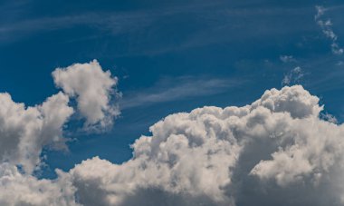 Gökyüzündeki bulutlar. Bulutlarla dolu bir gökyüzünün muhteşem manzarası. Bulutlu bir gökyüzünün derinliği ve üç boyutlu.