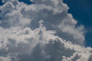 Gökyüzündeki bulutlar. Bulutlarla dolu bir gökyüzünün muhteşem manzarası. Bulutlu bir gökyüzünün derinliği ve üç boyutlu.