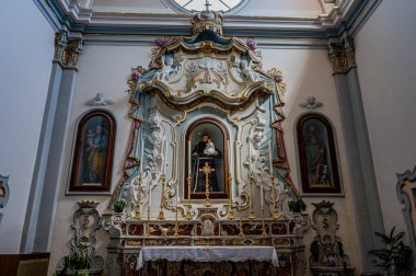 Saint Francesco Kilisesi, 1256 yılında inşa edilmiş ve 1267.00 yılında tamamlanmıştır. Solda ise 1450 yılında inşa edilmiş Aziz Antonio şapeli bulunmaktadır..