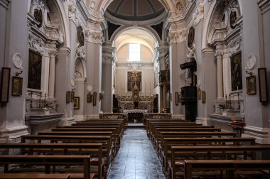 Saint Francesco Kilisesi, 1256 yılında inşa edilmiş ve 1267.00 yılında tamamlanmıştır. Solda ise 1450 yılında inşa edilmiş Aziz Antonio şapeli bulunmaktadır..