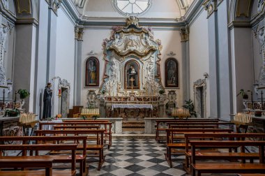 Saint Francesco Kilisesi, 1256 yılında inşa edilmiş ve 1267.00 yılında tamamlanmıştır. Solda ise 1450 yılında inşa edilmiş Aziz Antonio şapeli bulunmaktadır..