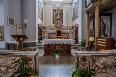 Saint Francesco Kilisesi, 1256 yılında inşa edilmiş ve 1267.00 yılında tamamlanmıştır. Solda ise 1450 yılında inşa edilmiş Aziz Antonio şapeli bulunmaktadır..