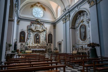 Saint Francesco Kilisesi, 1256 yılında inşa edilmiş ve 1267.00 yılında tamamlanmıştır. Solda ise 1450 yılında inşa edilmiş Aziz Antonio şapeli bulunmaktadır..