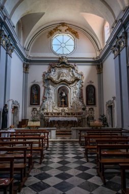 Saint Francesco Kilisesi, 1256 yılında inşa edilmiş ve 1267.00 yılında tamamlanmıştır. Solda ise 1450 yılında inşa edilmiş Aziz Antonio şapeli bulunmaktadır..