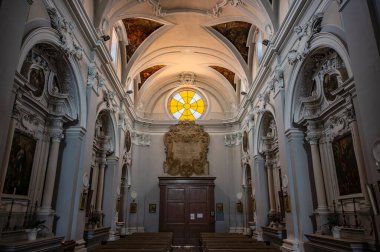 Saint Francesco Kilisesi, 1256 yılında inşa edilmiş ve 1267.00 yılında tamamlanmıştır. Solda ise 1450 yılında inşa edilmiş Aziz Antonio şapeli bulunmaktadır..