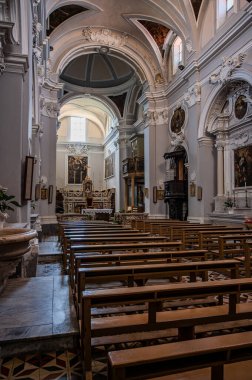 Saint Francesco Kilisesi, 1256 yılında inşa edilmiş ve 1267.00 yılında tamamlanmıştır. Solda ise 1450 yılında inşa edilmiş Aziz Antonio şapeli bulunmaktadır..