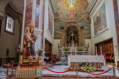 Isernia, Molise. Havari Aziz Petrus Katedrali, Isernia şehrinin en önemli Katolik binasıdır..