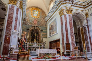 Isernia, Molise. Havari Aziz Petrus Katedrali, Isernia şehrinin en önemli Katolik binasıdır..