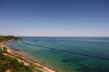 Costa dei Trabocchi olarak bilinen Ortona 'dan Vasto' ya uzanan sahil, yaklaşık 40 kilometre boyunca uzanır ve çok sayıda trabocchi barındırır..