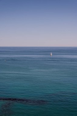Costa dei Trabocchi olarak bilinen Ortona 'dan Vasto' ya uzanan sahil, yaklaşık 40 kilometre boyunca uzanır ve çok sayıda trabocchi barındırır..