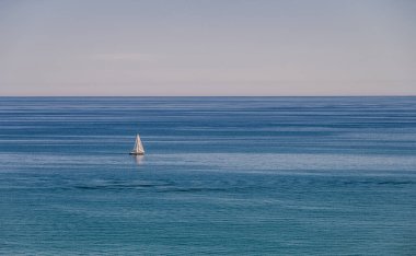 Costa dei Trabocchi olarak bilinen Ortona 'dan Vasto' ya uzanan sahil, yaklaşık 40 kilometre boyunca uzanır ve çok sayıda trabocchi barındırır..