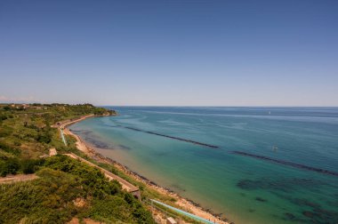 Costa dei Trabocchi olarak bilinen Ortona 'dan Vasto' ya uzanan sahil, yaklaşık 40 kilometre boyunca uzanır ve çok sayıda trabocchi barındırır..