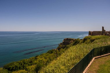 Costa dei Trabocchi olarak bilinen Ortona 'dan Vasto' ya uzanan sahil, yaklaşık 40 kilometre boyunca uzanır ve çok sayıda trabocchi barındırır..