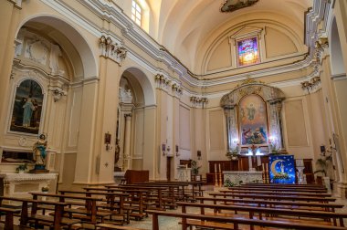 Kilisenin, üzerinde kırık bir timpanum ve dikdörtgen pencere ile çevrili bir portalı olan ve dairesel bir timpulus ile taçlandırılmış güzel bir barok tuğla kaplı cephesi vardır..