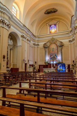 Kilisenin, üzerinde kırık bir timpanum ve dikdörtgen pencere ile çevrili bir portalı olan ve dairesel bir timpulus ile taçlandırılmış güzel bir barok tuğla kaplı cephesi vardır..