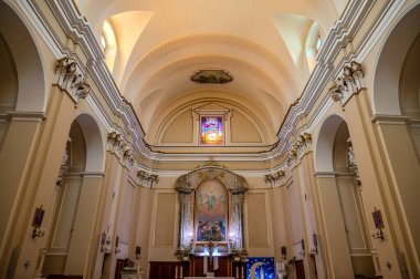 Kilisenin, üzerinde kırık bir timpanum ve dikdörtgen pencere ile çevrili bir portalı olan ve dairesel bir timpulus ile taçlandırılmış güzel bir barok tuğla kaplı cephesi vardır..