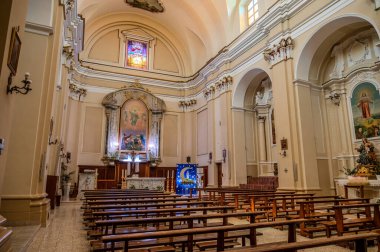 Kilisenin, üzerinde kırık bir timpanum ve dikdörtgen pencere ile çevrili bir portalı olan ve dairesel bir timpulus ile taçlandırılmış güzel bir barok tuğla kaplı cephesi vardır..