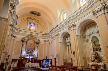 Kilisenin, üzerinde kırık bir timpanum ve dikdörtgen pencere ile çevrili bir portalı olan ve dairesel bir timpulus ile taçlandırılmış güzel bir barok tuğla kaplı cephesi vardır..