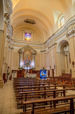 Kilisenin, üzerinde kırık bir timpanum ve dikdörtgen pencere ile çevrili bir portalı olan ve dairesel bir timpulus ile taçlandırılmış güzel bir barok tuğla kaplı cephesi vardır..