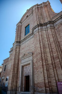 Kilisenin, üzerinde kırık bir timpanum ve dikdörtgen pencere ile çevrili bir portalı olan ve dairesel bir timpulus ile taçlandırılmış güzel bir barok tuğla kaplı cephesi vardır..