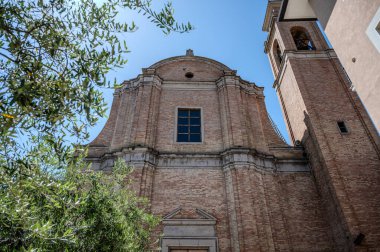 Kilisenin, üzerinde kırık bir timpanum ve dikdörtgen pencere ile çevrili bir portalı olan ve dairesel bir timpulus ile taçlandırılmış güzel bir barok tuğla kaplı cephesi vardır..