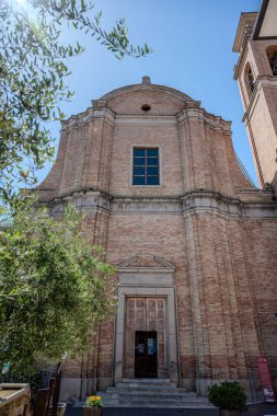 Kilisenin, üzerinde kırık bir timpanum ve dikdörtgen pencere ile çevrili bir portalı olan ve dairesel bir timpulus ile taçlandırılmış güzel bir barok tuğla kaplı cephesi vardır..