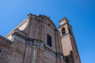 Kilisenin, üzerinde kırık bir timpanum ve dikdörtgen pencere ile çevrili bir portalı olan ve dairesel bir timpulus ile taçlandırılmış güzel bir barok tuğla kaplı cephesi vardır..