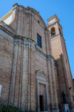 Kilisenin, üzerinde kırık bir timpanum ve dikdörtgen pencere ile çevrili bir portalı olan ve dairesel bir timpulus ile taçlandırılmış güzel bir barok tuğla kaplı cephesi vardır..