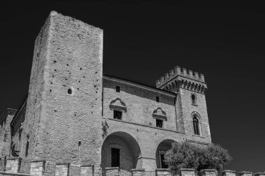 Kale, çok sayıda binayı çevreleyen dört köşe kuleden oluşur. Ayrıca bir bahçeyi çevreleyen duvarlarla çevrilidir..