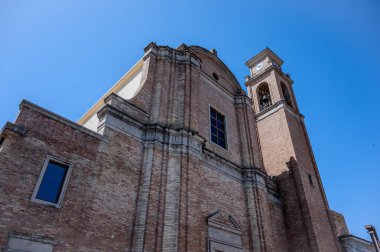Kilisenin, üzerinde kırık bir timpanum ve dikdörtgen pencere ile çevrili bir portalı olan ve dairesel bir timpulus ile taçlandırılmış güzel bir barok tuğla kaplı cephesi vardır..