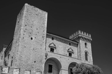 Kale, çok sayıda binayı çevreleyen dört köşe kuleden oluşur. Ayrıca bir bahçeyi çevreleyen duvarlarla çevrilidir..