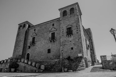 Kale, çok sayıda binayı çevreleyen dört köşe kuleden oluşur. Ayrıca bir bahçeyi çevreleyen duvarlarla çevrilidir..