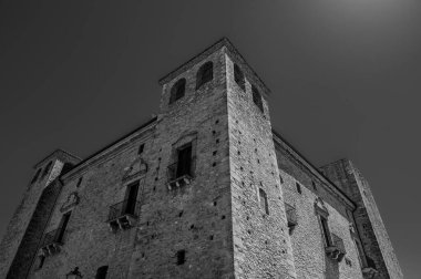 Kale, çok sayıda binayı çevreleyen dört köşe kuleden oluşur. Ayrıca bir bahçeyi çevreleyen duvarlarla çevrilidir..